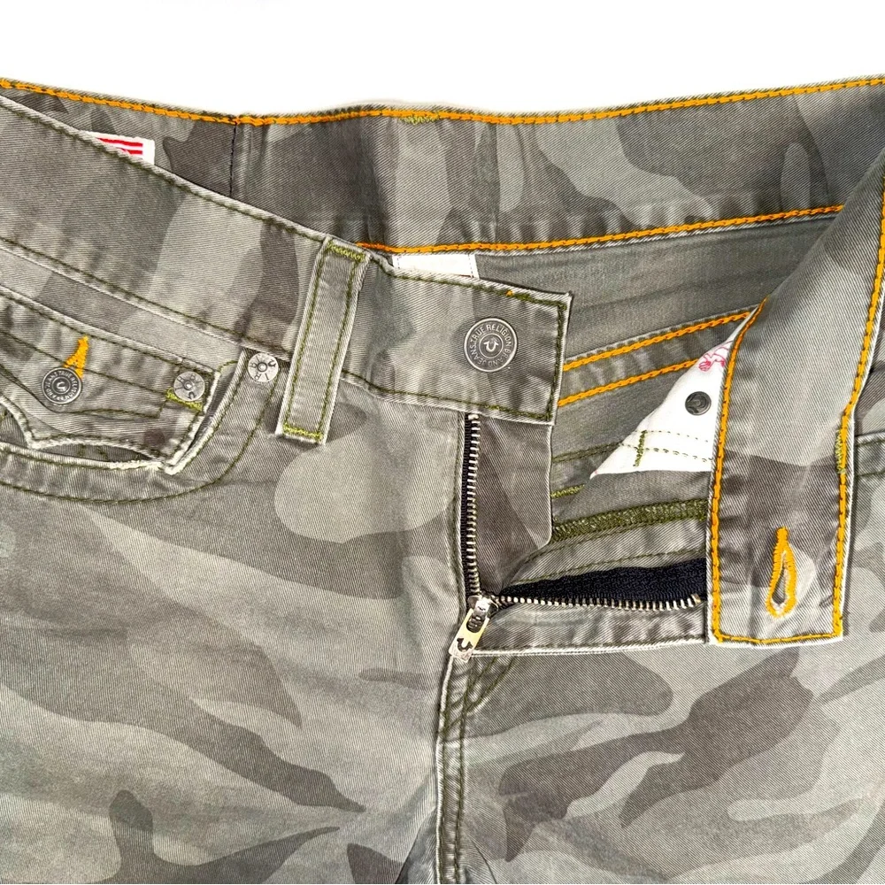 Men’s Vintage True Religion Cut-Off Camo Shorts Size 30
